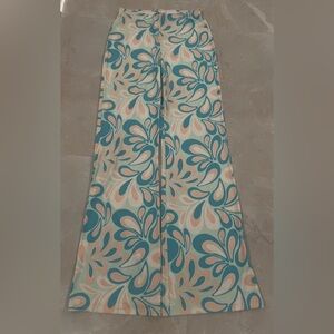NA-KD X Miss Lisibell
Halter neck
Singlet 
Paisley print
Fun and feminine